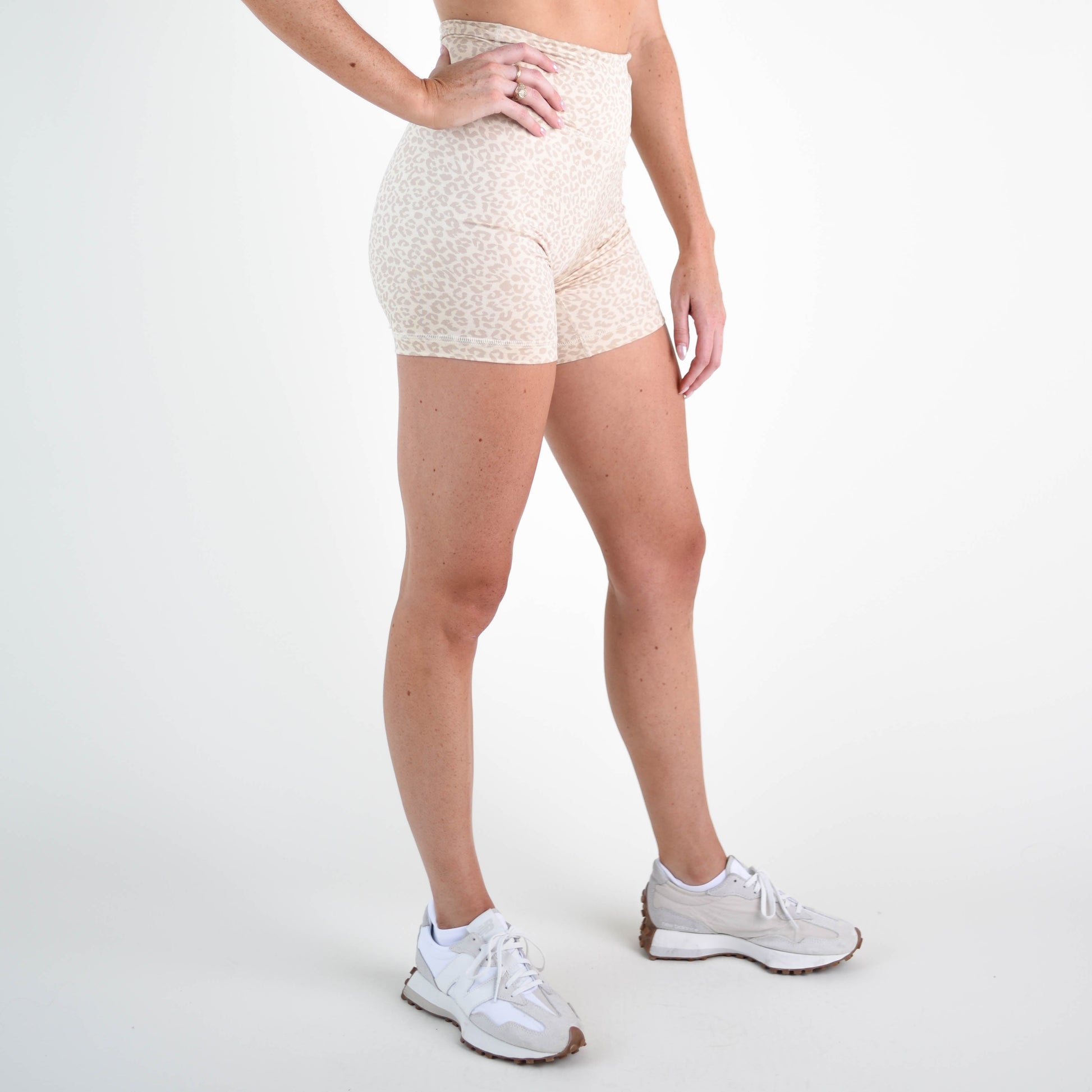 FLEO - Biker Short 6" - High Rise - Shorts - sand-leo-2